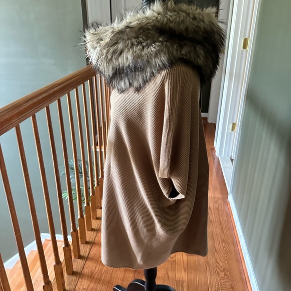Michael Kors❤️ Sweater Poncho w/Faux Fur Collar~Sz~Med~Dark Carmel Color NWT - Picture 2 of 8